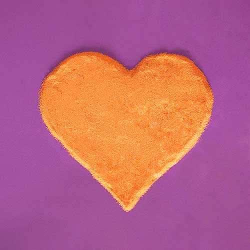 orangenes Herz auf lila Grund